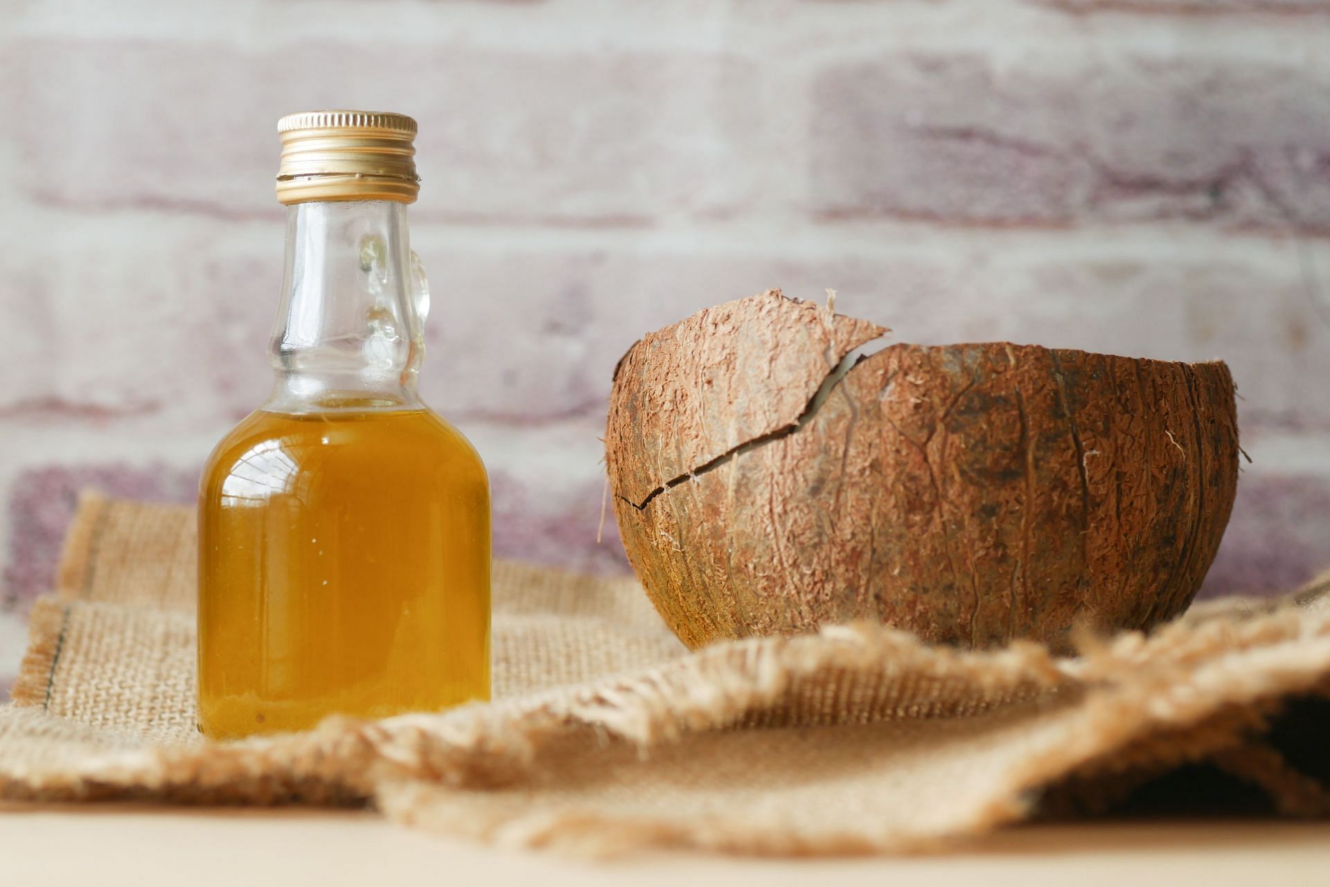 Coconut oil is good at remedying bad breath, working against bacteria and gingivitis (Image via Pexels @Towfiqu Barbhuiya)